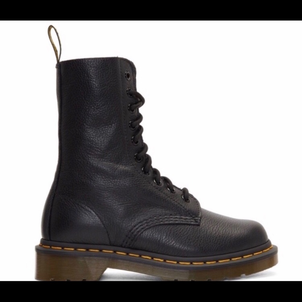 Dr. Marten 1490 Virginia Black Boot